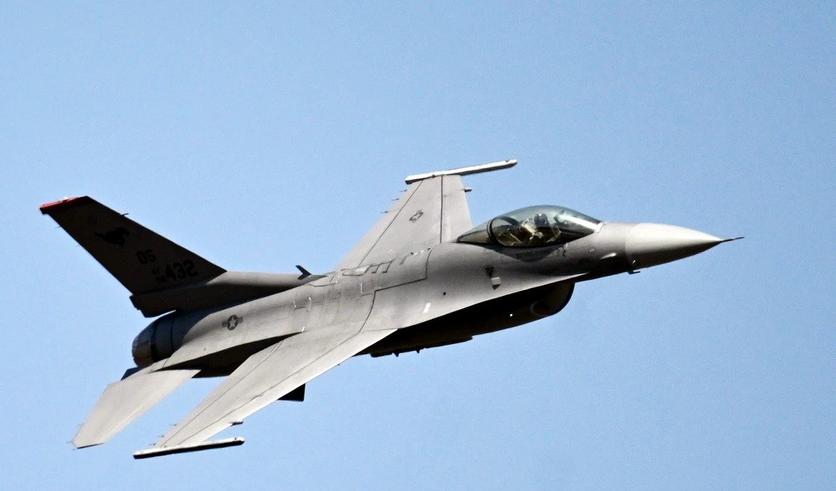 अमेरिका में एफ-16सी फाइटिंग फाल्कन जेट ट्रेनिंग के दौरान क्रैश 1 f 16 large 0913 153