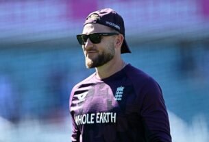 696084f34ddfd england coach bren