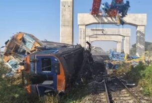 crane collapse derails train in