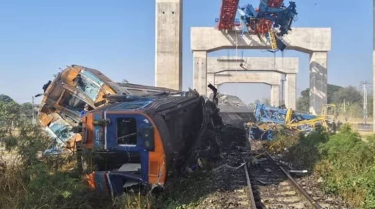 crane collapse derails train in