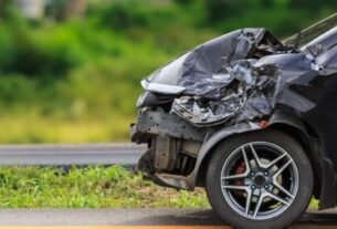 कार और ट्रक की आमने-सामने की टक्कर