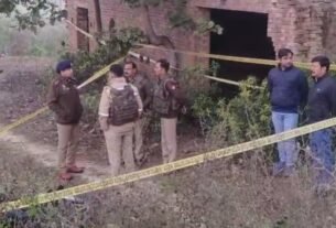 698d4bba8c6b4 police officers at