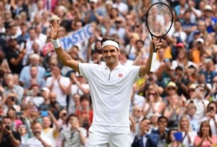 Roger Federer waving