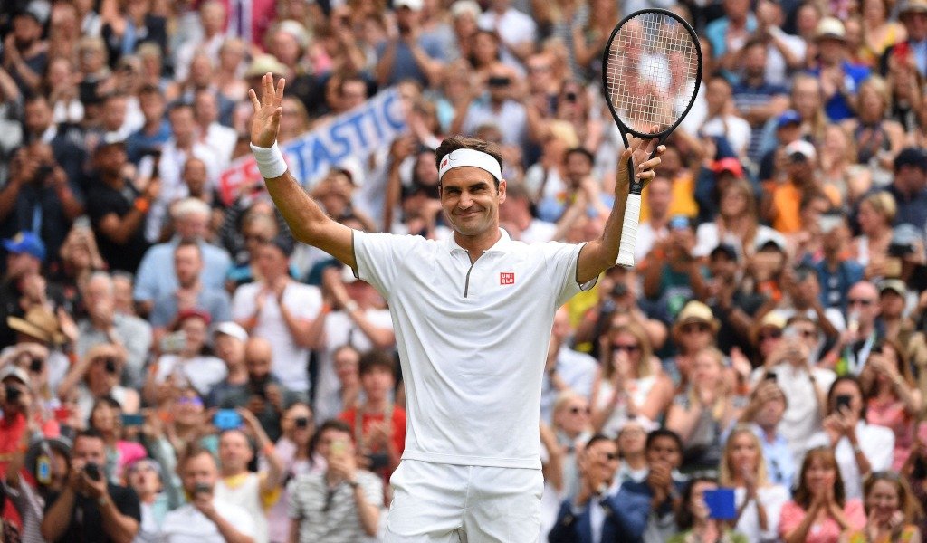 Roger Federer waving