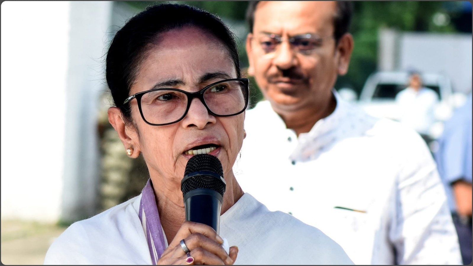 ममता का ढह रहा है गढ़, टीएमसी के झंडे तक नहीं दिख रहे 1 bengal cm orders strict steps for safety of patients doctors visitors in state hospitals 6295d1dfbe5ce9f1de0348376d98c1de