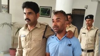 जमीन विवाद से परेशान युवक ने कलेक्ट्रेट में किया आत्मदाह का प्रयास 1 ratlam man poured petrol 215416 1780054166734 m