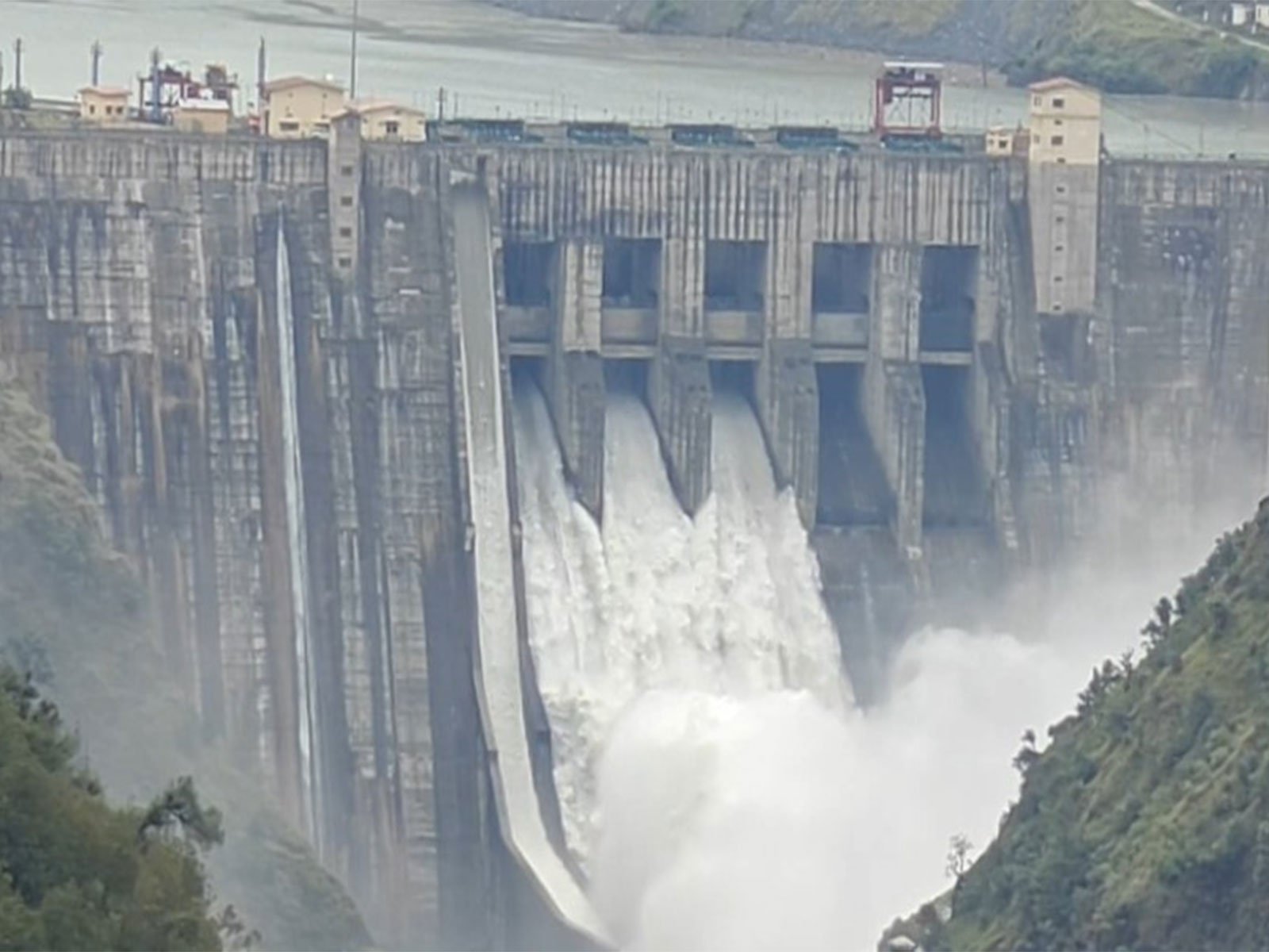 भारी बारिश से बढ़ा चिनाब का जलस्तर, बगलिहार बांध के तीन गेट खोले गए 1 ANI 20260706063322
