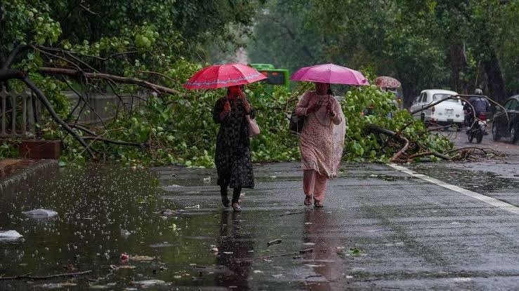 दिल्ली में झमाझम बारिश से मिली राहत, मौसम हुआ सुहाना 1 image 2026 07 08T105837.594