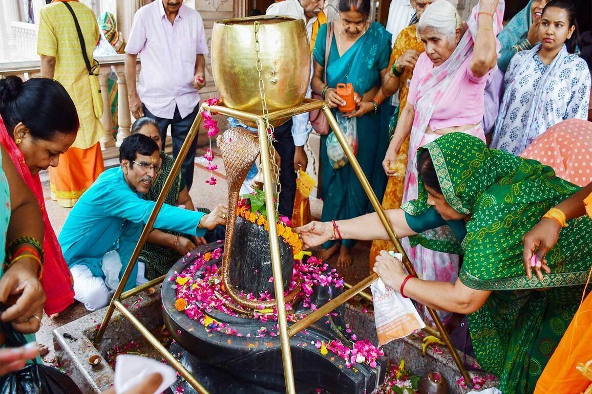 सावन के अंतिम सोमवार को शिवालयों में उमड़ी श्रद्धा, मंदिरों में लंबी कतारें 1 ANI 20260811034950 1156x770 1